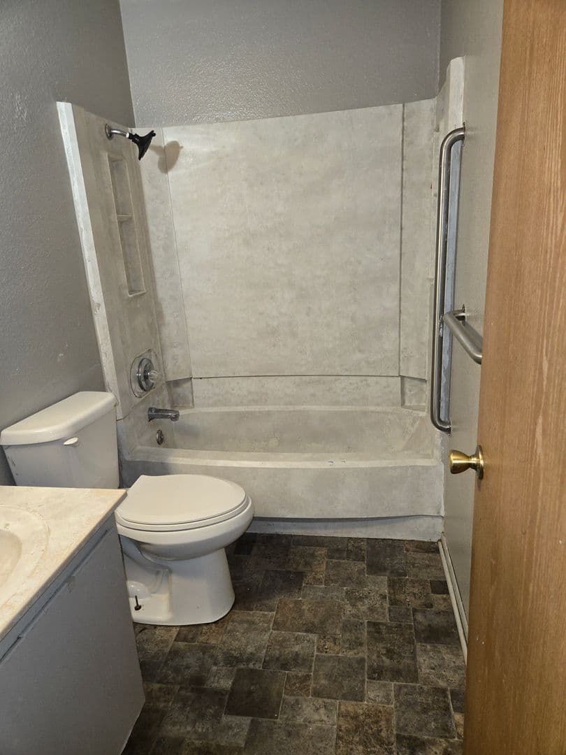 Jewell Apartment: 813 Delaware Street
