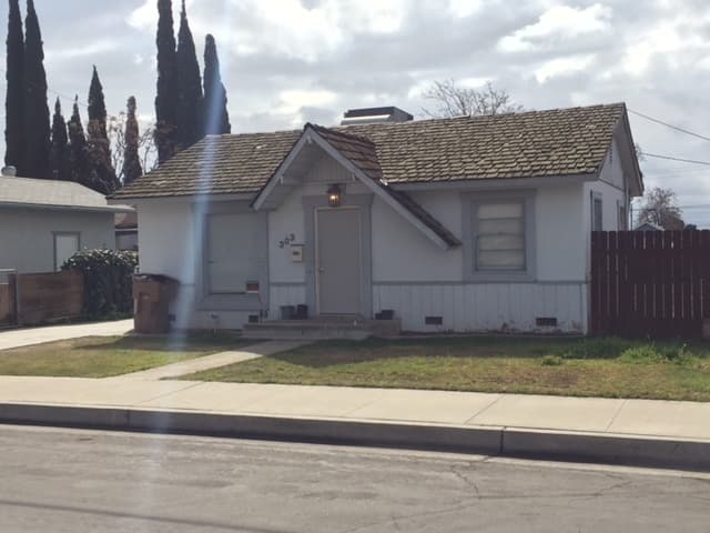 Bakersfield House: 303 Harding Avenue