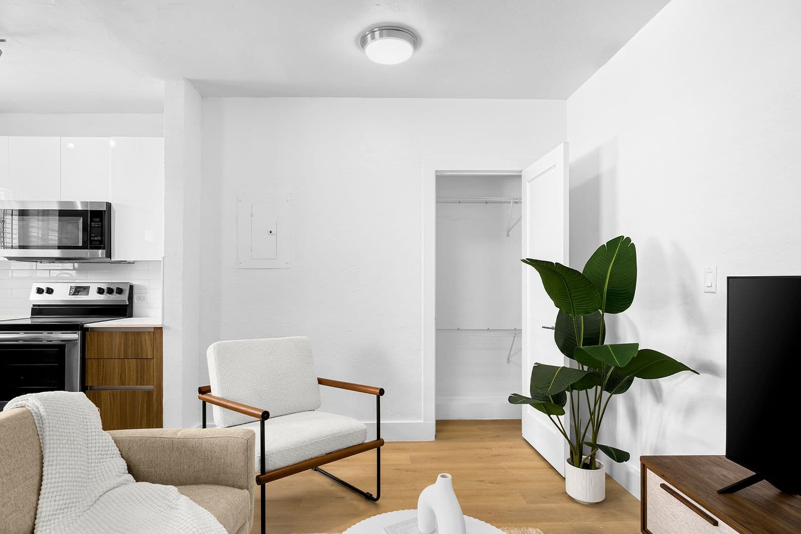 Miami Beach Apartment: 940 Jefferson Ave