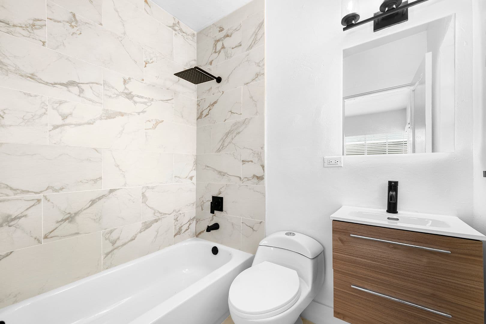 Miami Beach Apartment: 940 Jefferson Ave