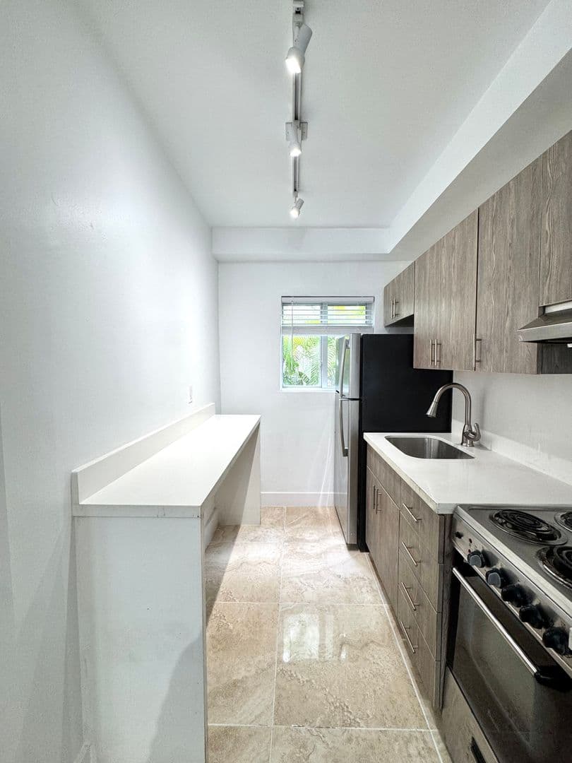 Miami Beach Apartment: 1035 9th St