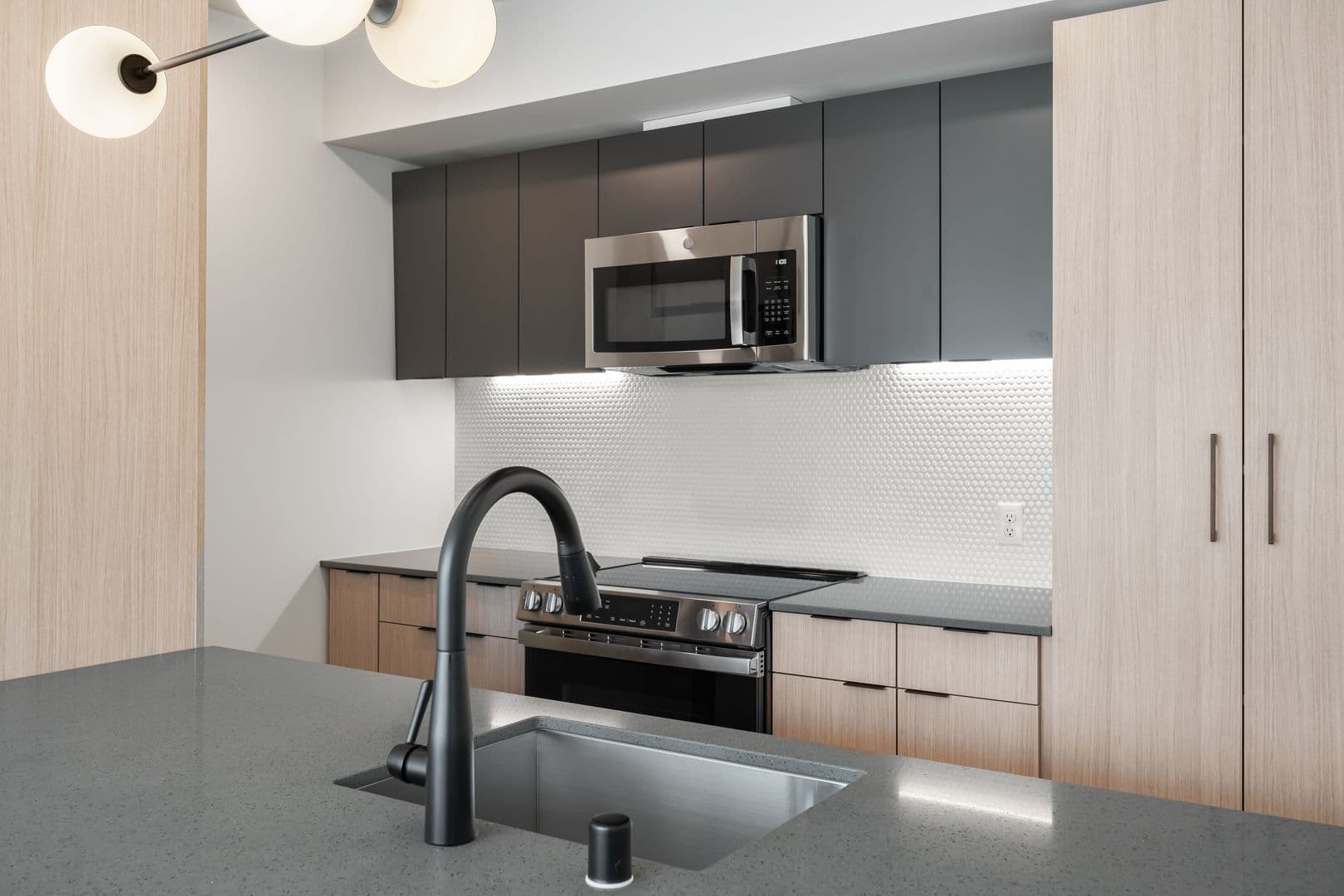 Seattle Apartment: 404 16th Ave S