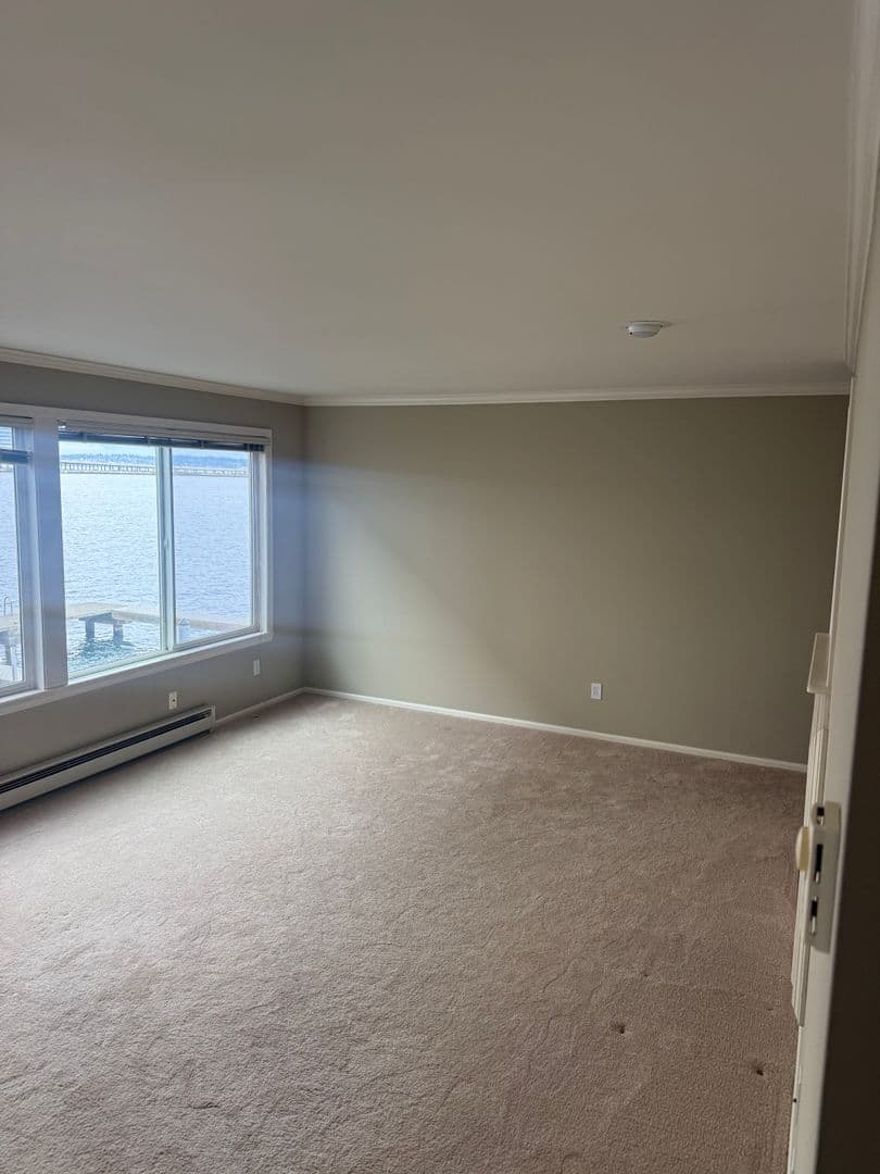 Seattle Apartment: 2032 43rd Ave East
