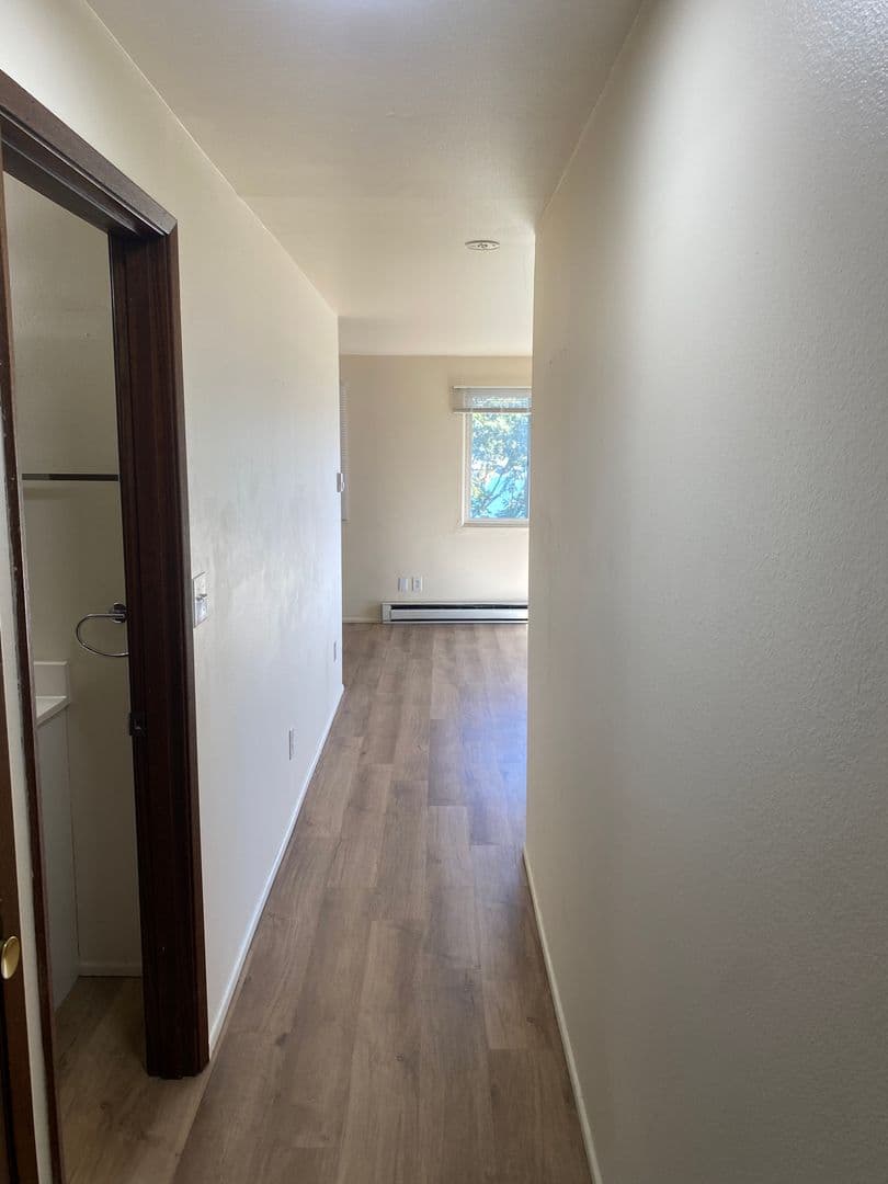 Seattle Apartment: 1900 8th Ave N