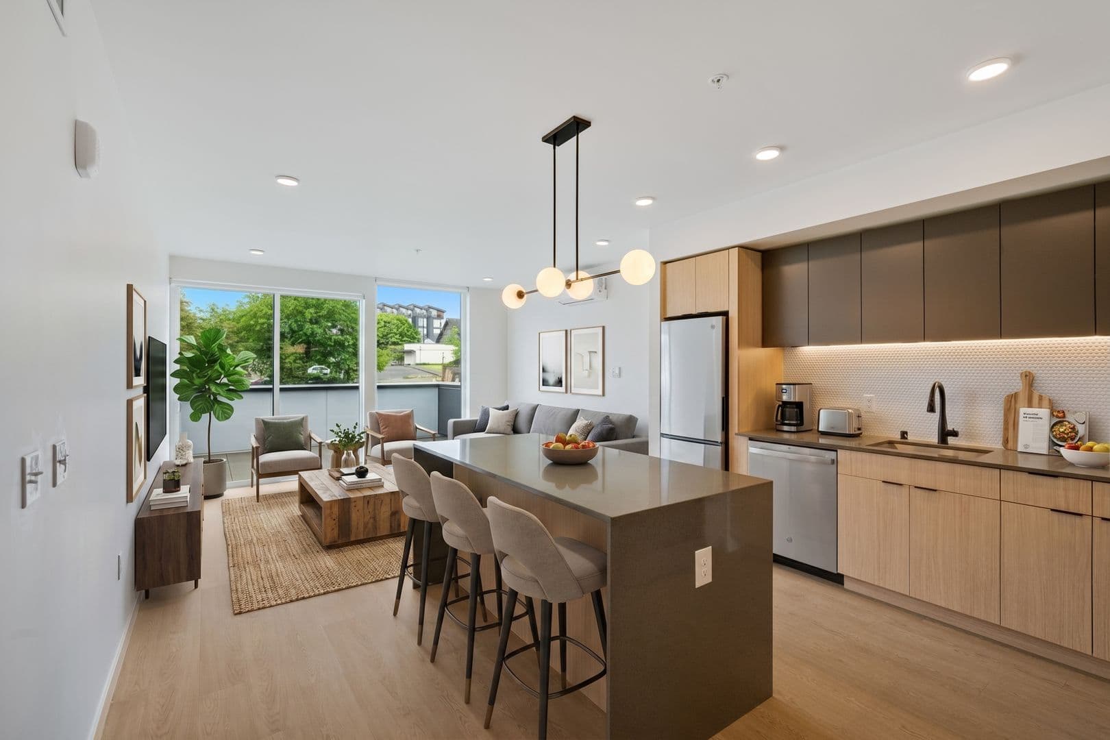 Seattle Apartment: 404 16th Ave S