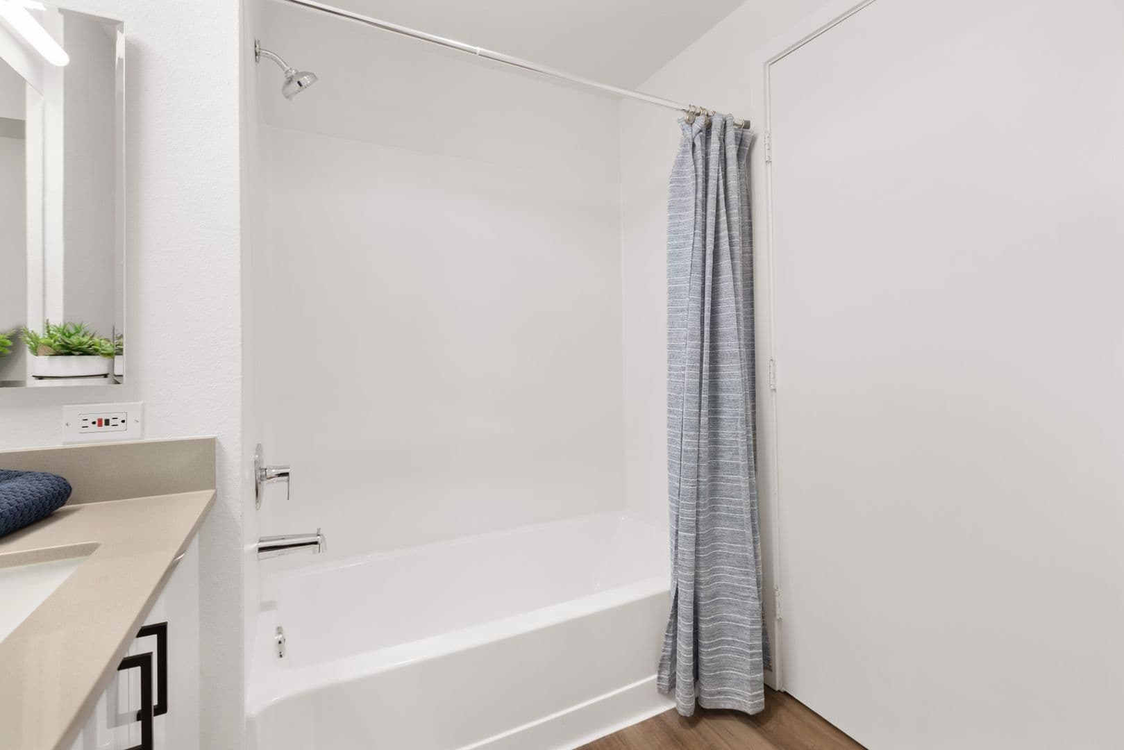Bellevue Apartment: 11115 NE 2nd St