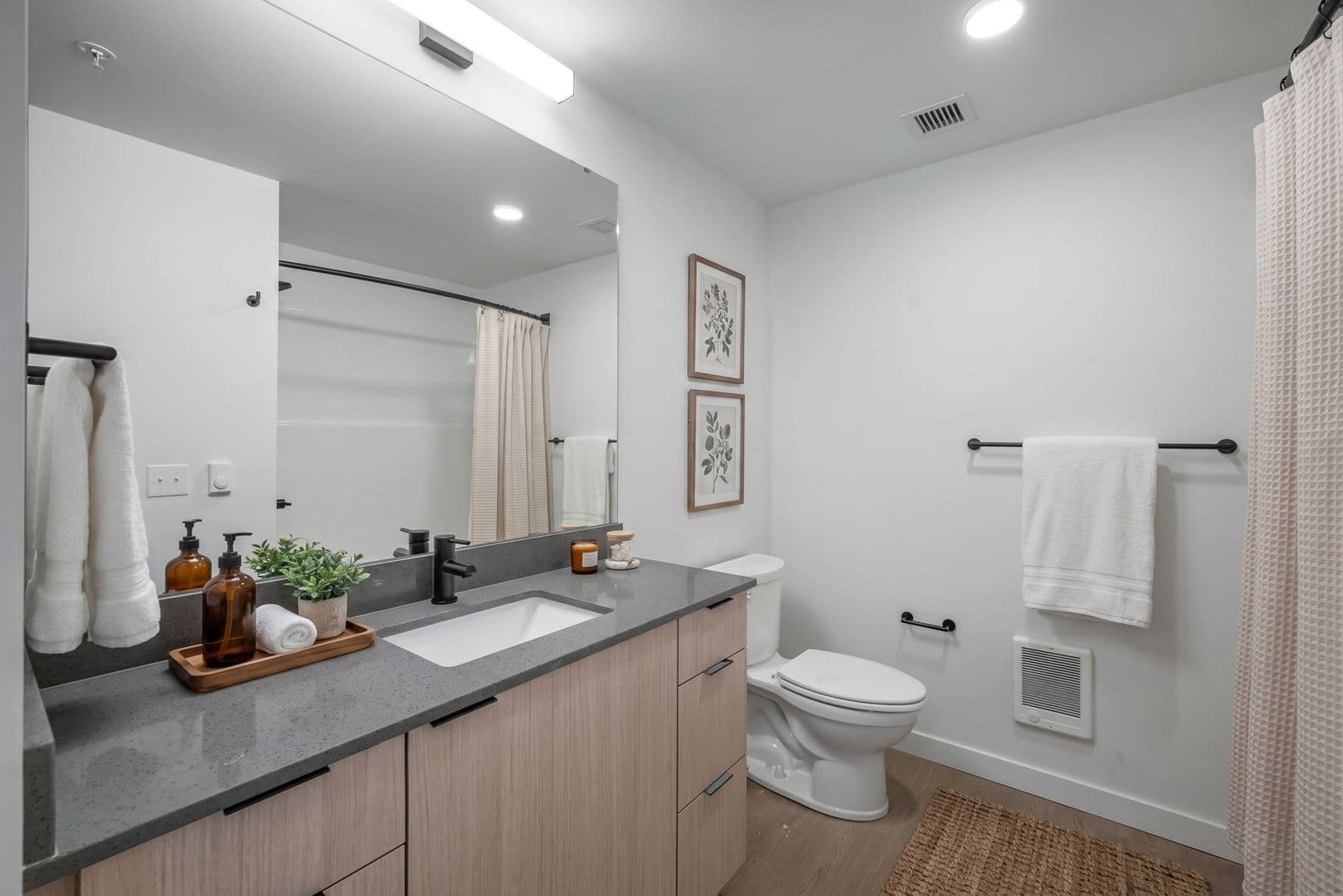 Seattle Apartment: 404 16th Ave S