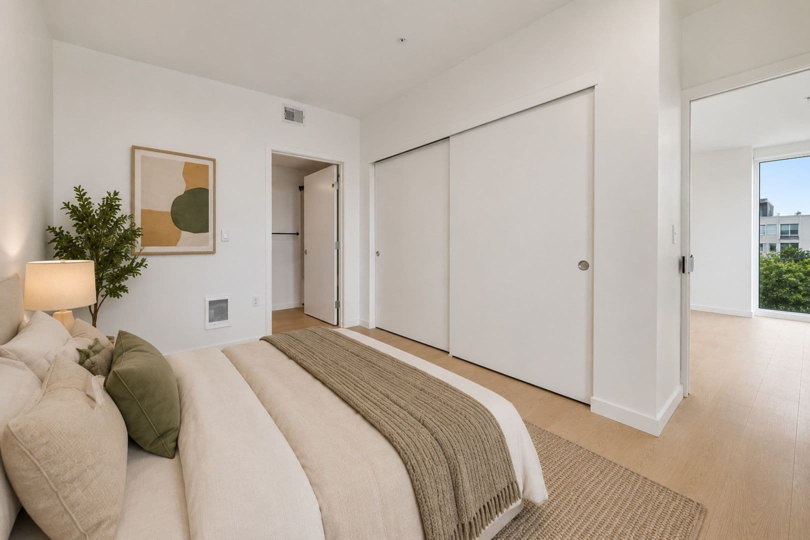Seattle Apartment: 404 16th Ave S
