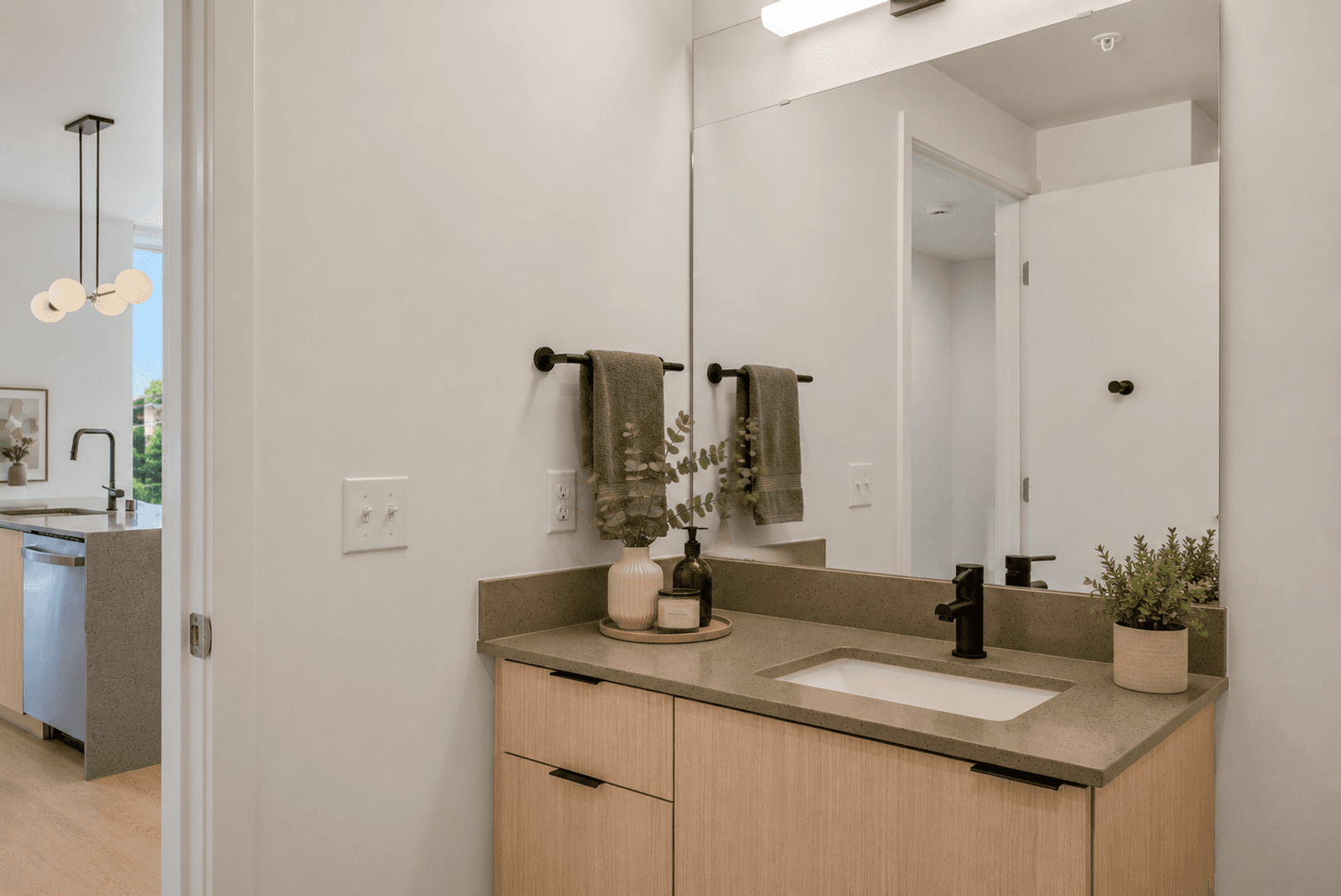 Seattle Apartment: 404 16th Ave S