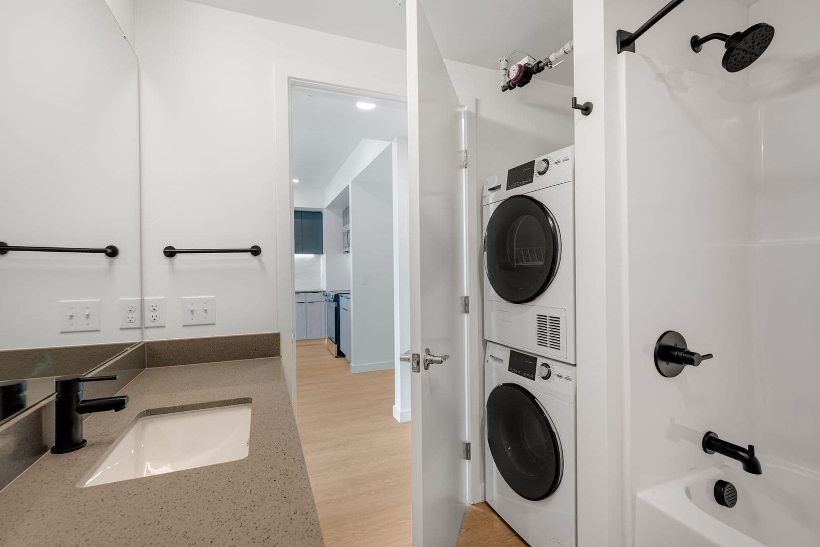 Seattle Apartment: 404 16th Ave S
