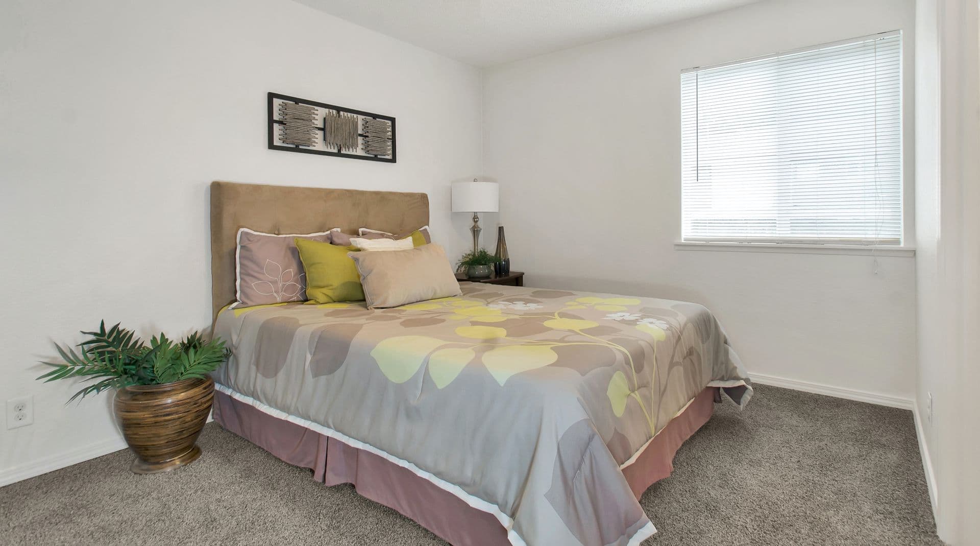 Lacey Apartment: 948 Neil Street NE