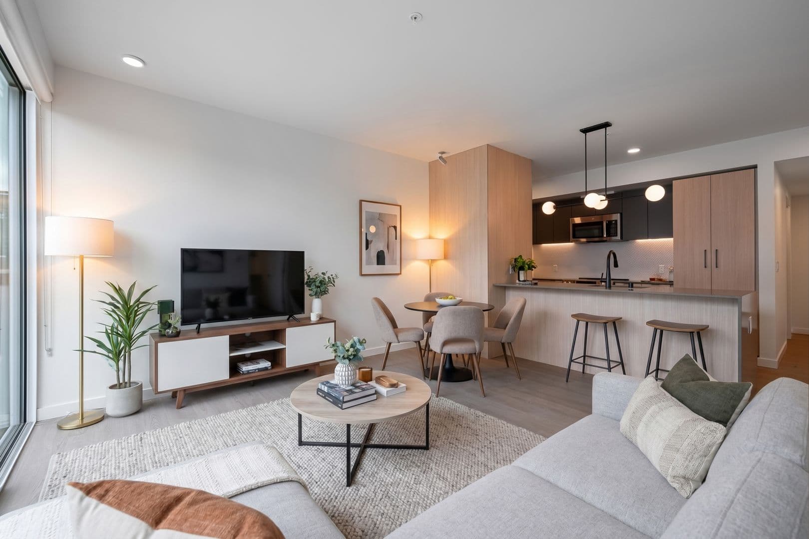 Seattle Apartment: 404 16th Ave S