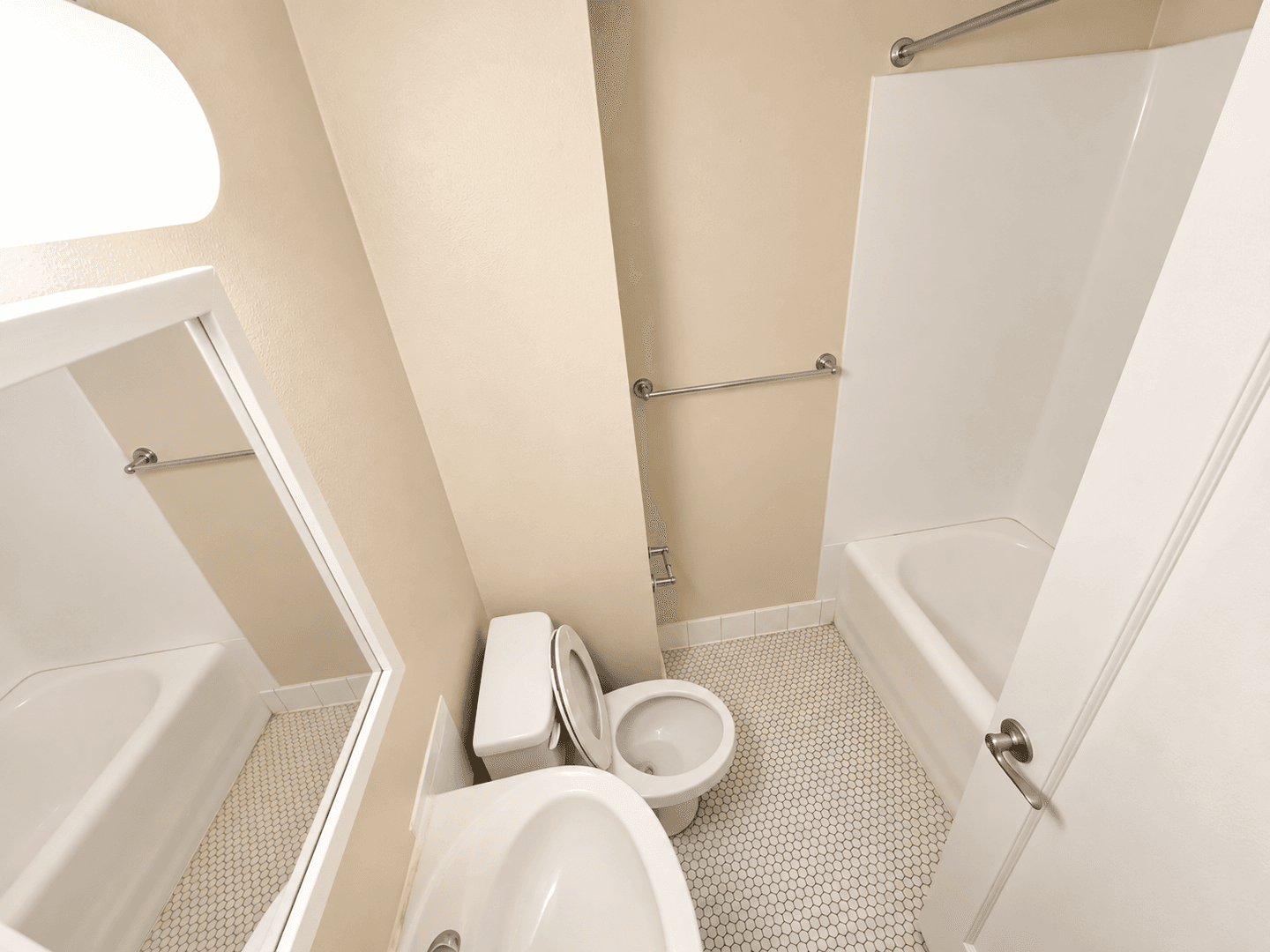 Seattle Apartment: 2619 5th Ave