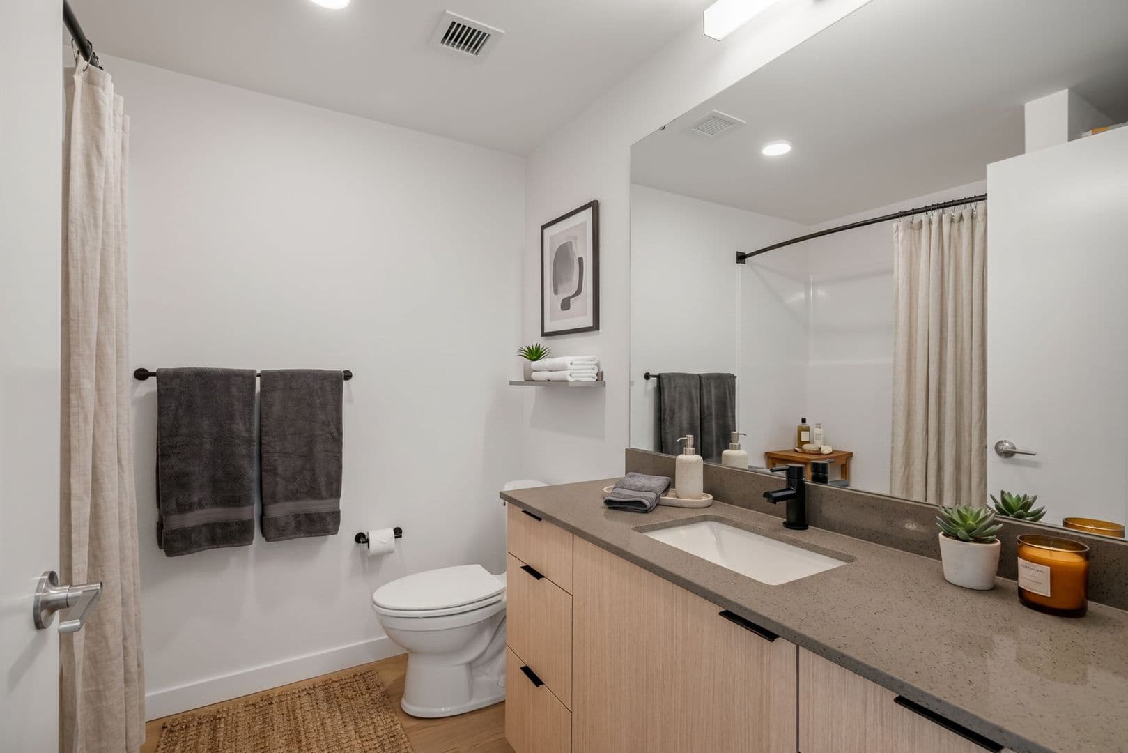 Seattle Apartment: 404 16th Ave S