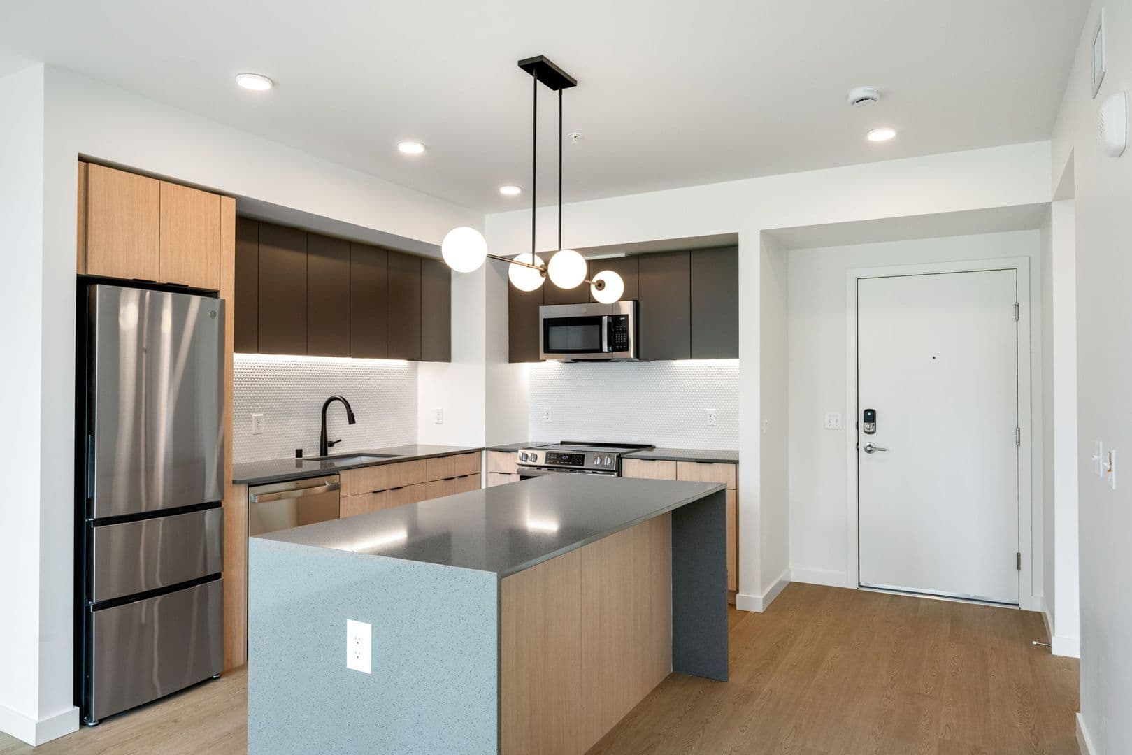 Seattle Apartment: 404 16th Ave S