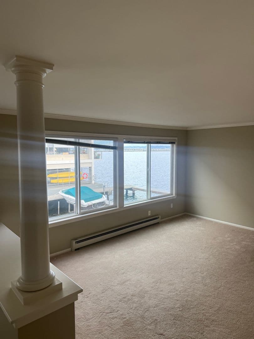 Seattle Apartment: 2032 43rd Ave East