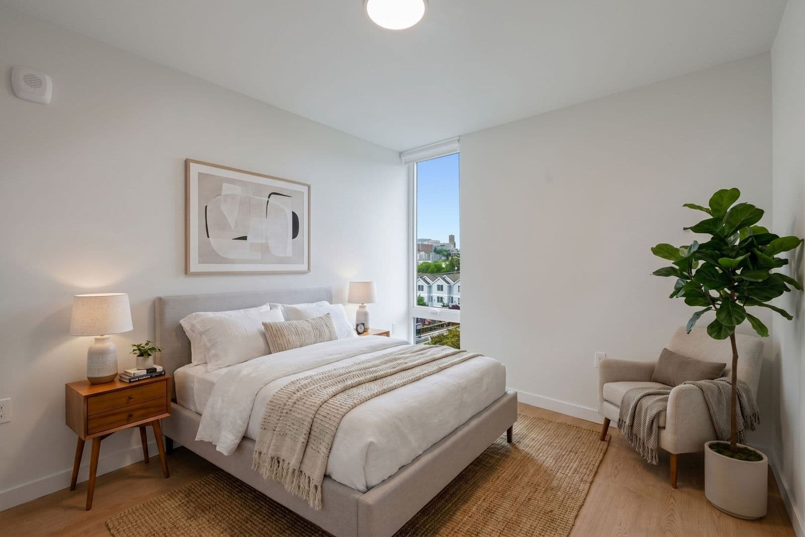 Seattle Apartment: 404 16th Ave S