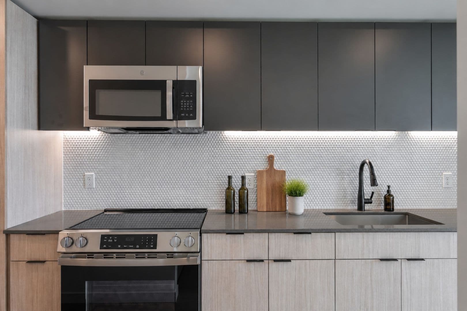 Seattle Apartment: 404 16th Ave S
