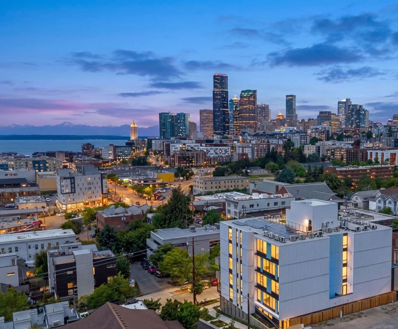 Seattle Apartment: 404 16th Ave S