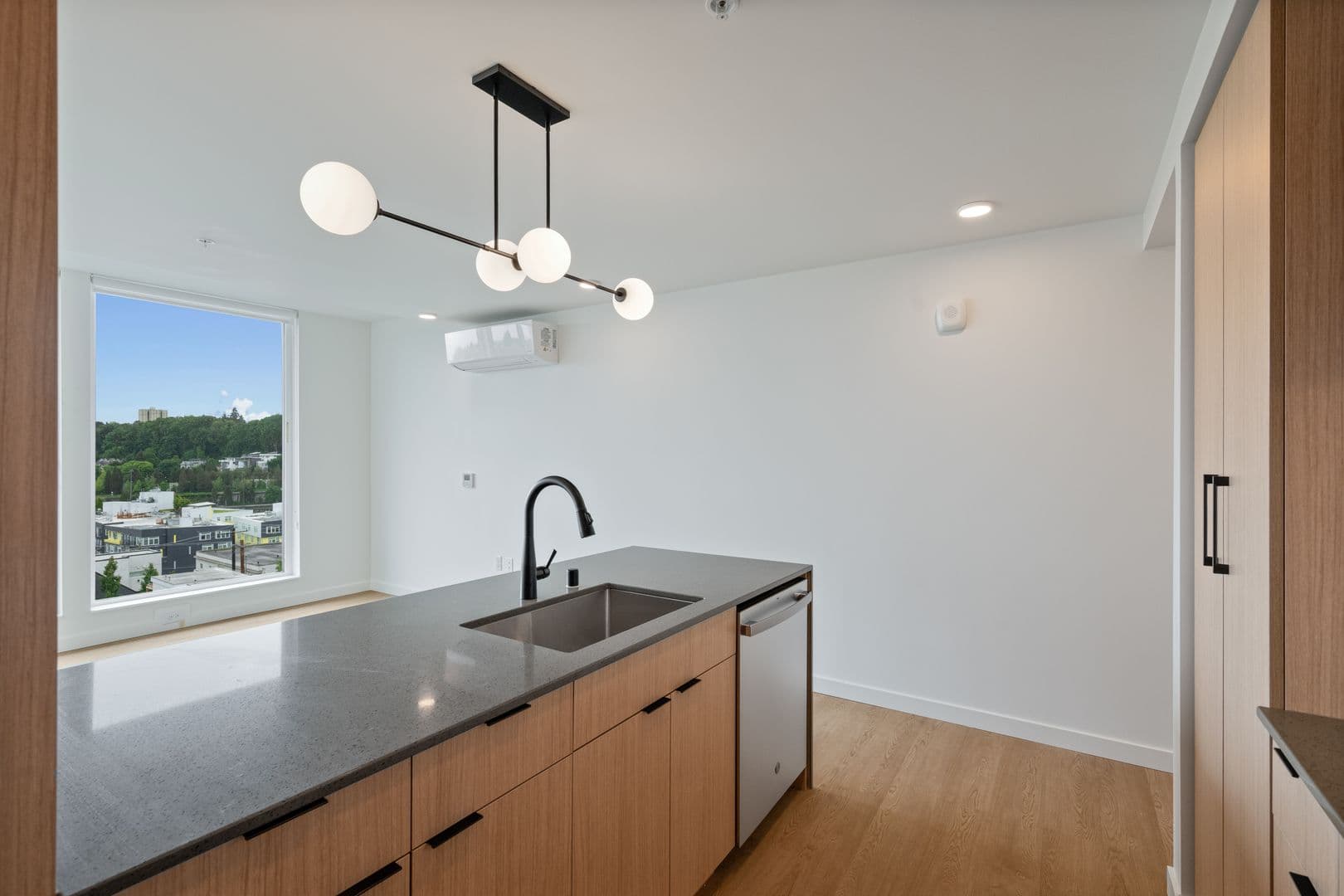 Seattle Apartment: 404 16th Ave S