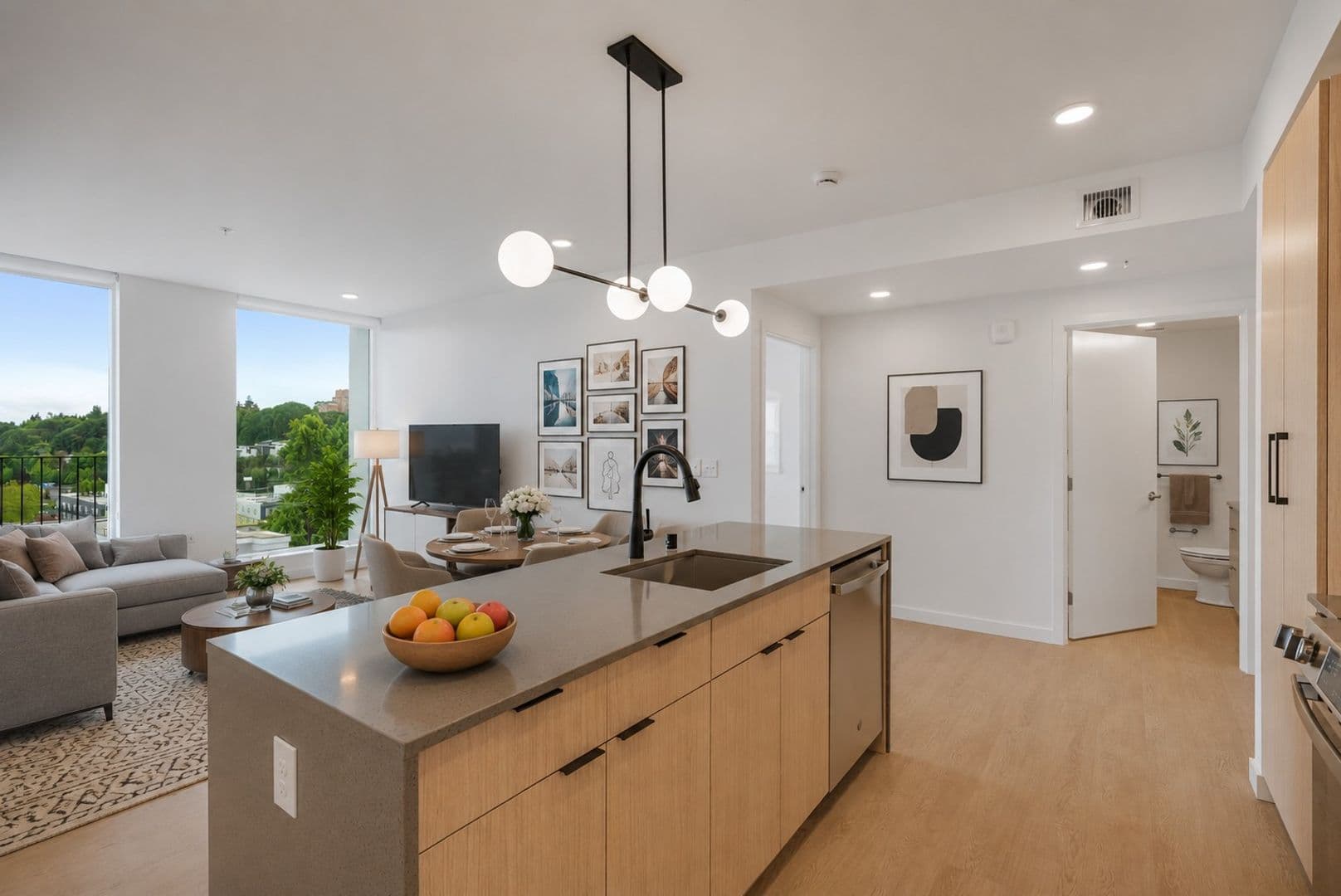 Seattle Apartment: 404 16th Ave S