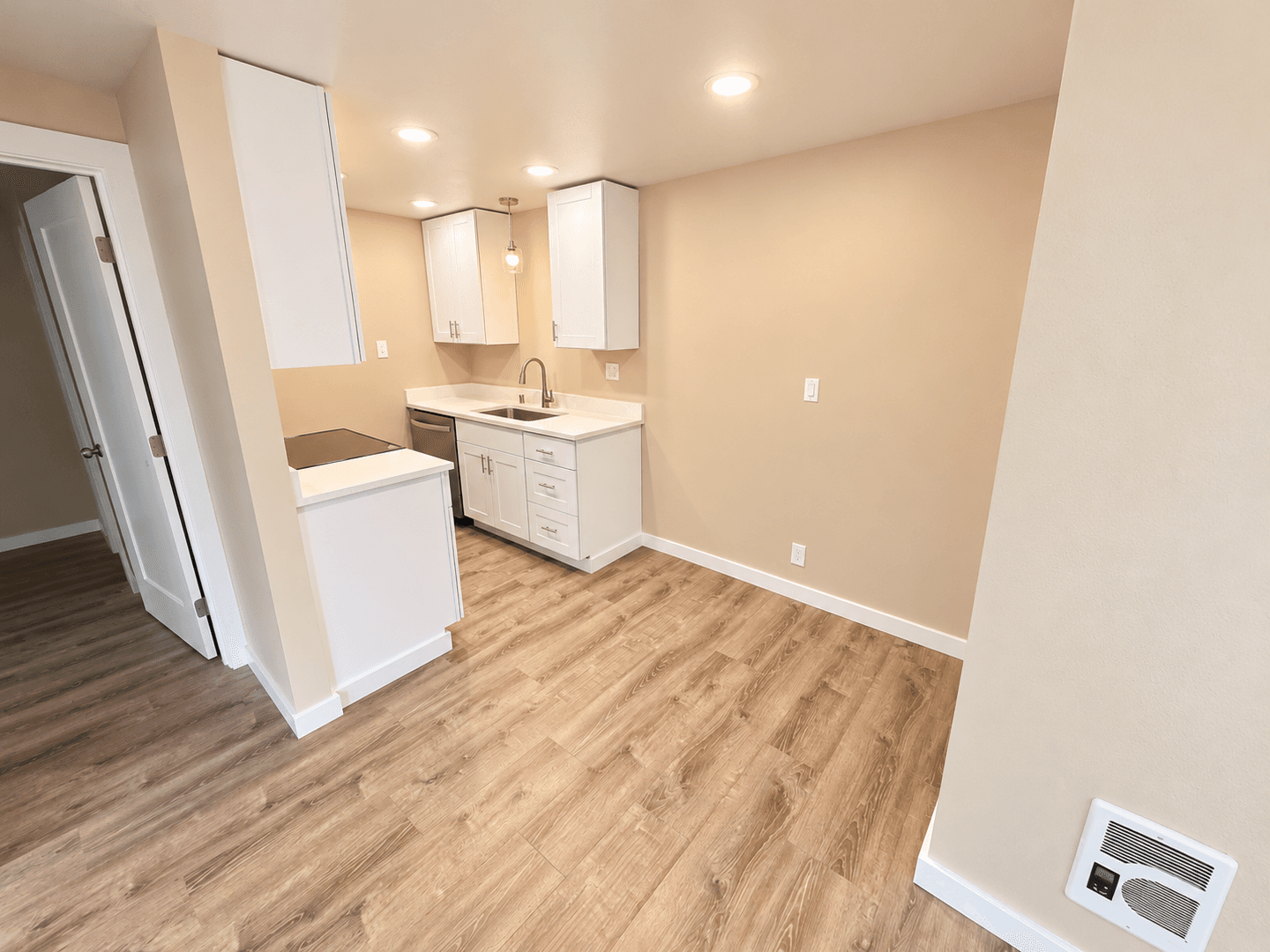 Seattle Apartment: 7500 6th Ave NW