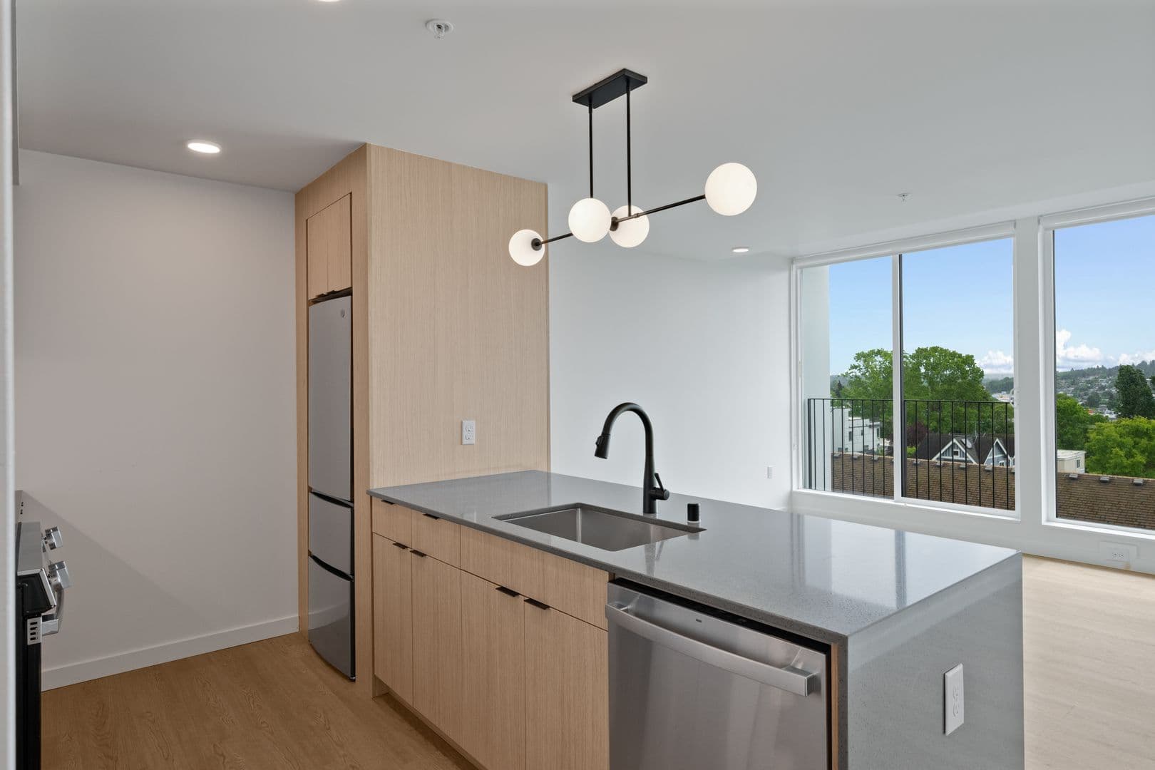Seattle Apartment: 404 16th Ave S