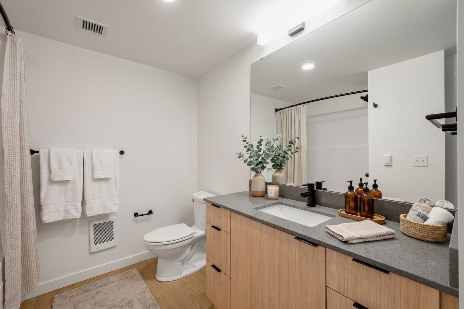 Seattle Apartment: 404 16th Ave S