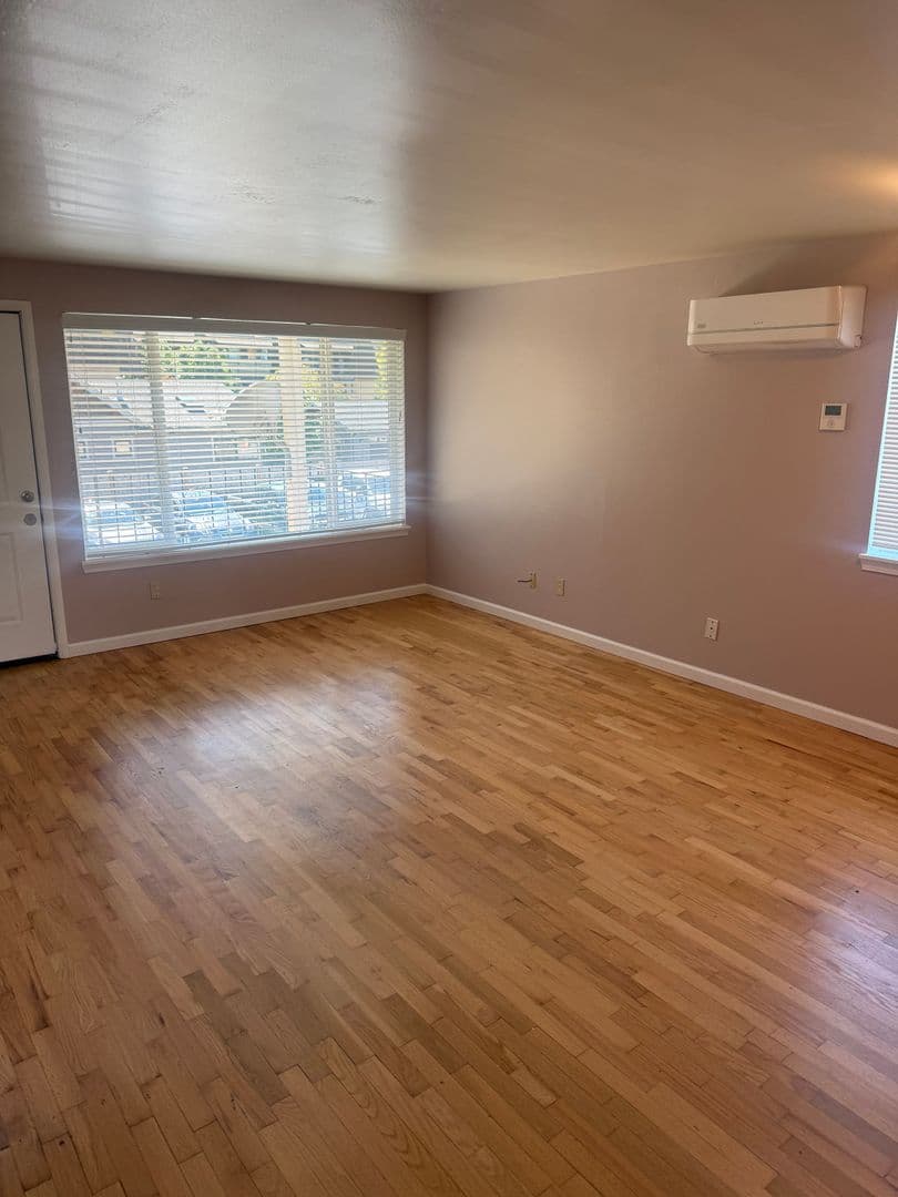 Issaquah Apartment: 55 1st Ave NW