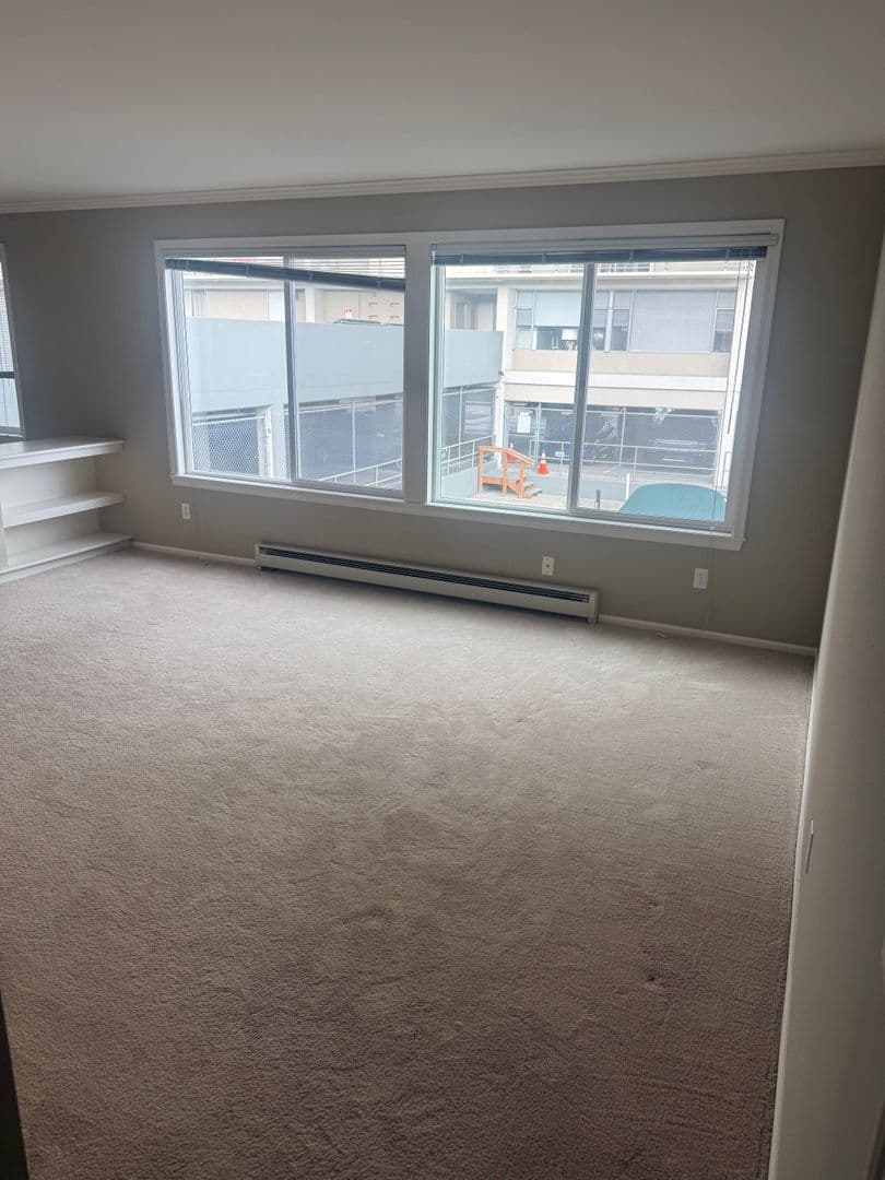 Seattle Apartment: 2032 43rd Ave East
