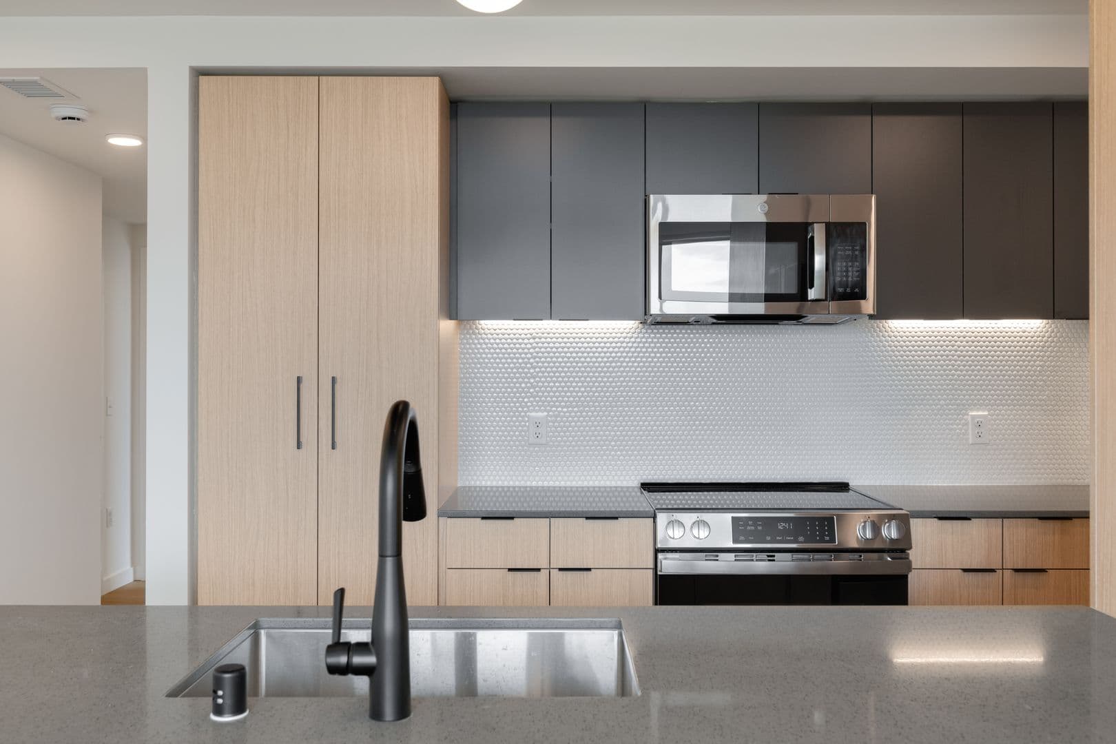 Seattle Apartment: 404 16th Ave S