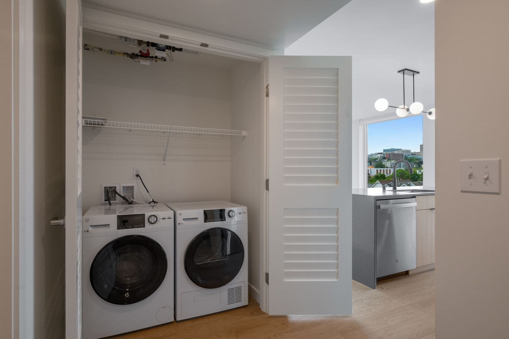 Seattle Apartment: 404 16th Ave S