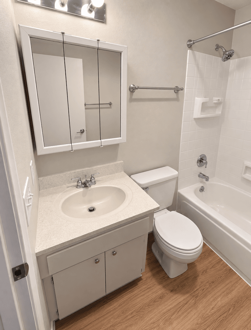 Tukwila Apartment: 14081 58th Avenue S