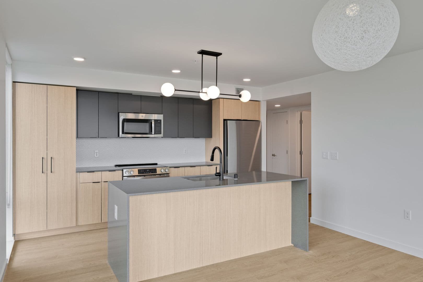 Seattle Apartment: 404 16th Ave S