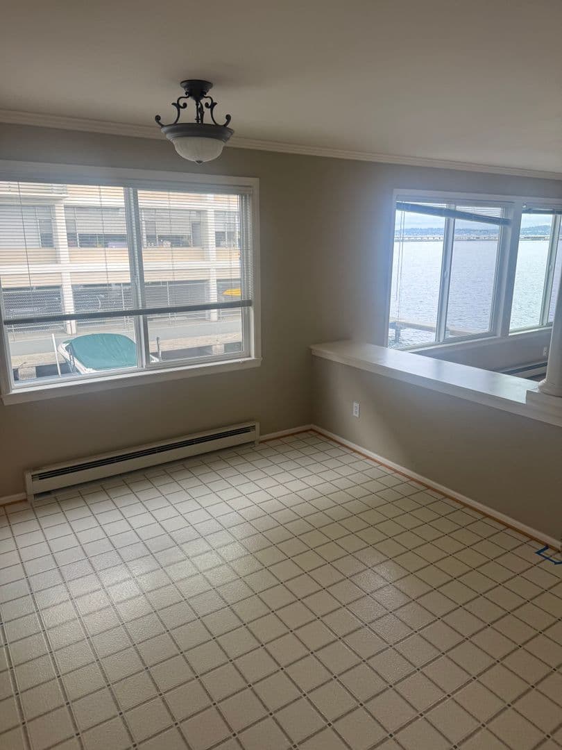 Seattle Apartment: 2032 43rd Ave East