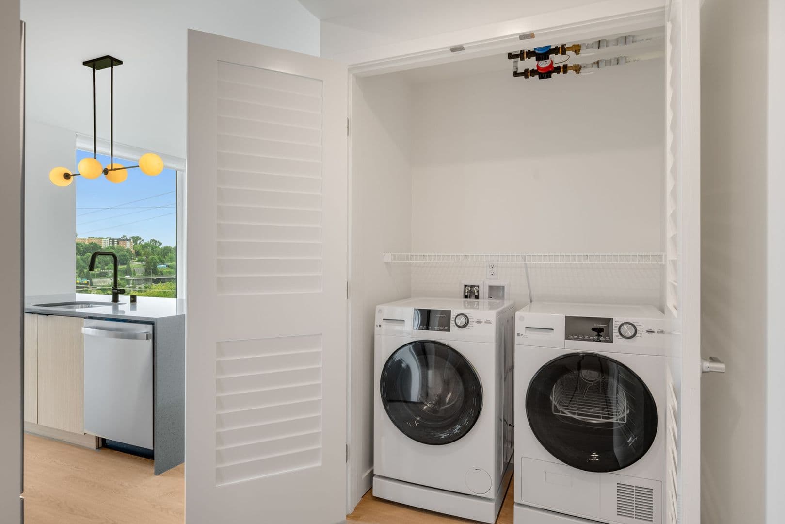 Seattle Apartment: 404 16th Ave S