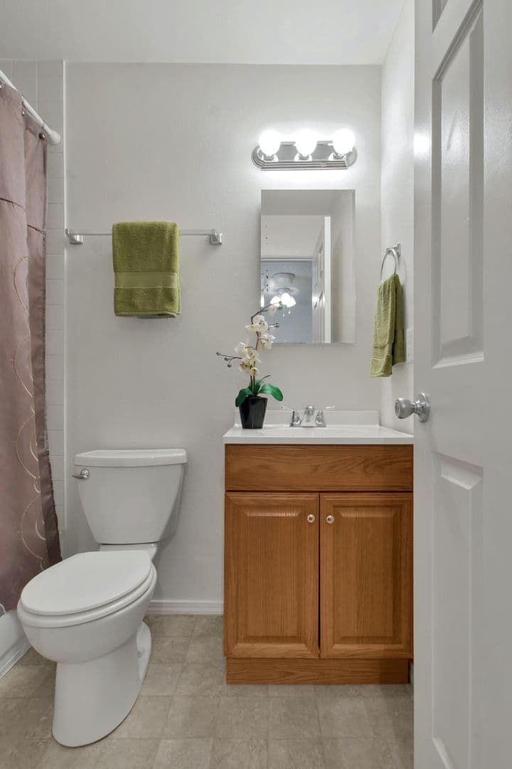 Lacey Apartment: 948 Neil Street NE