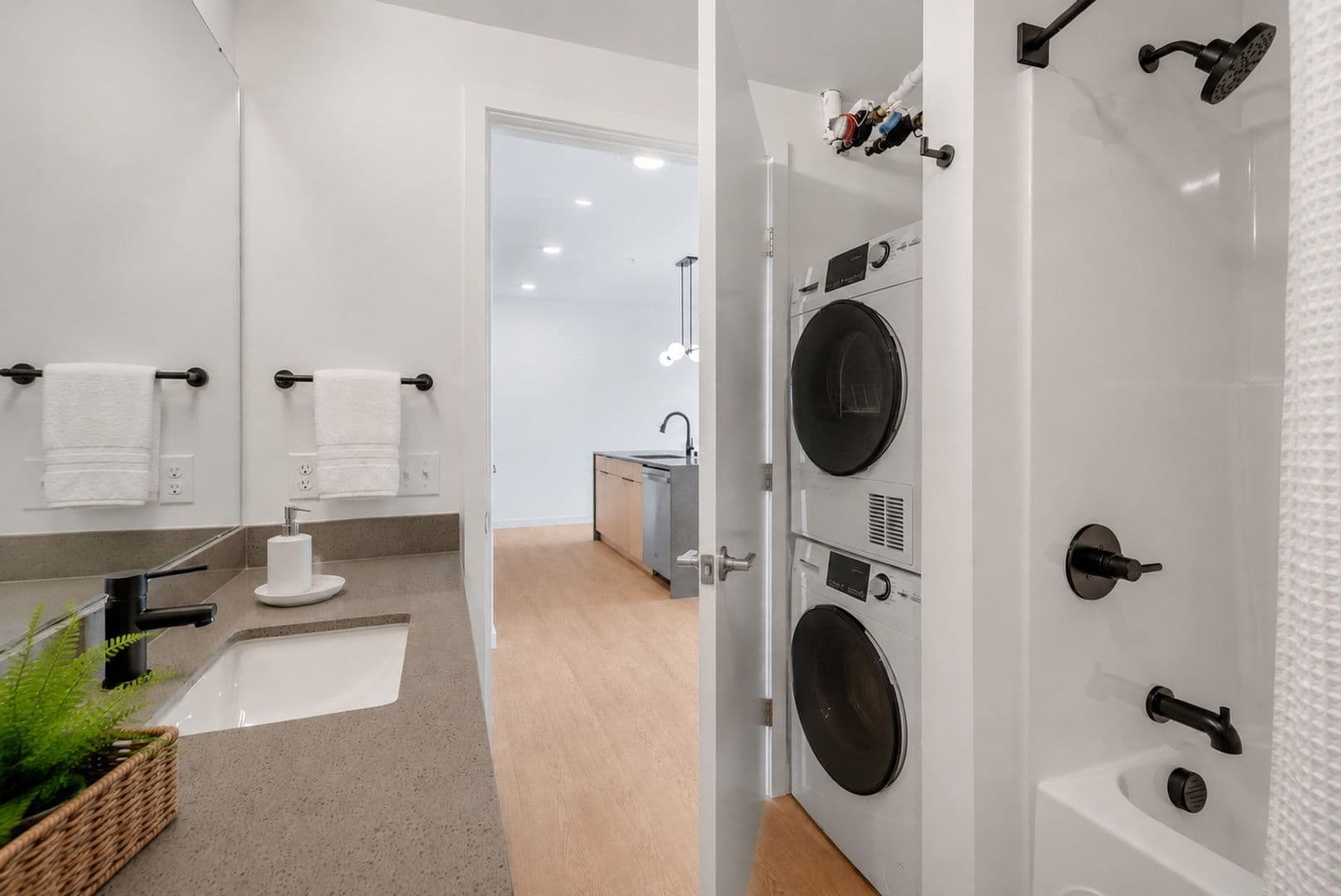 Seattle Apartment: 404 16th Ave S