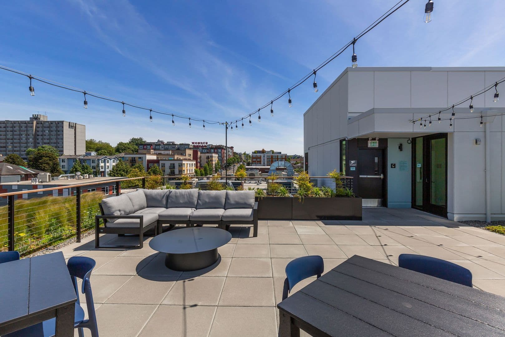 Seattle Apartment: 404 16th Ave S