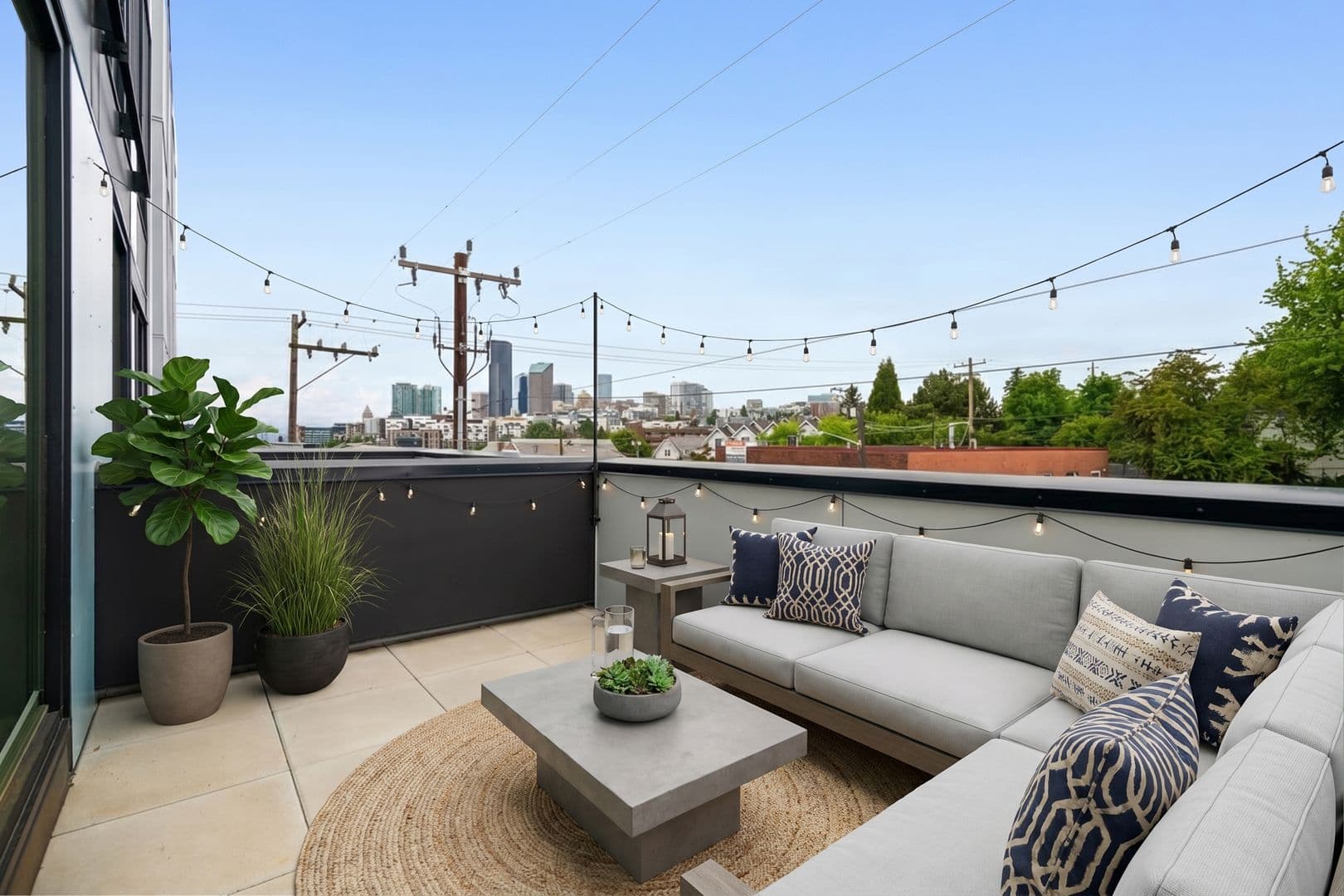 Seattle Apartment: 404 16th Ave S
