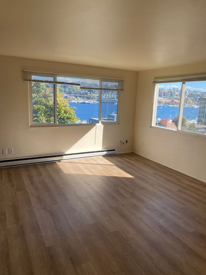 Seattle Apartment: 1900 8th Ave N