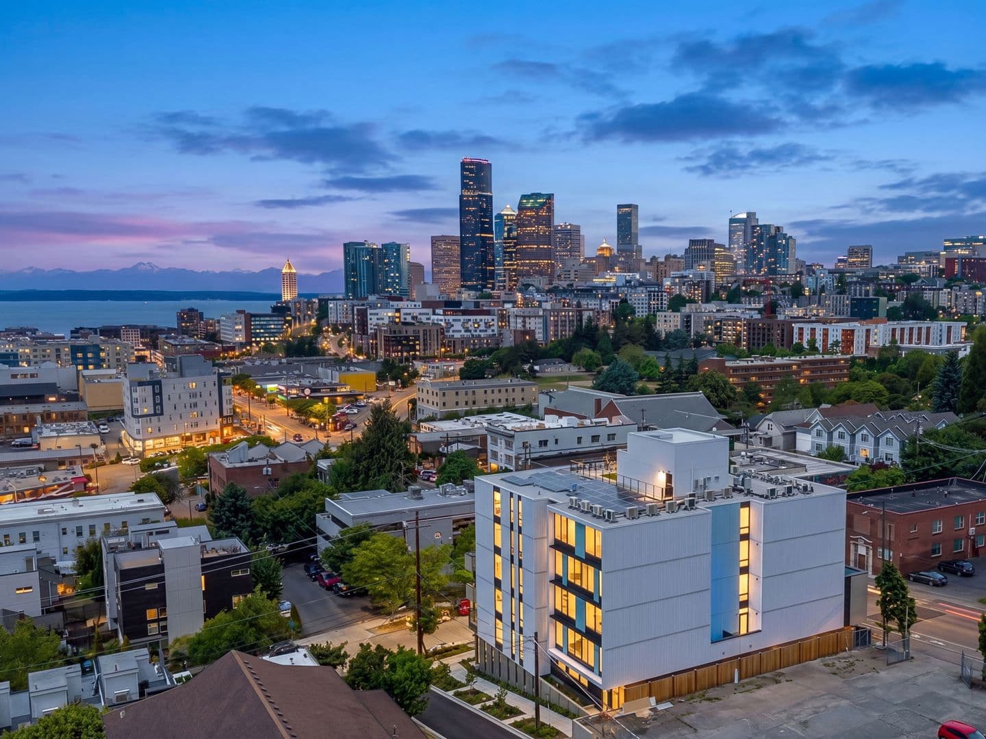 Seattle Apartment: 404 16th Ave S