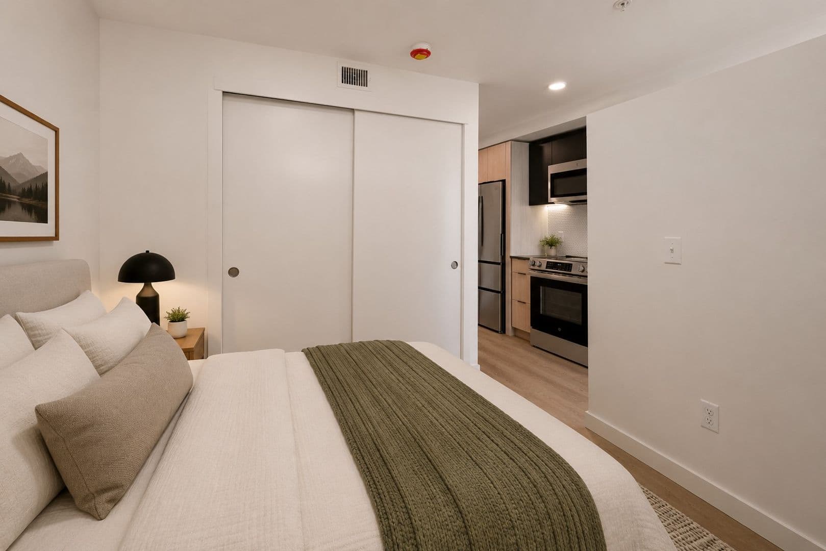 Seattle Apartment: 404 16th Ave S