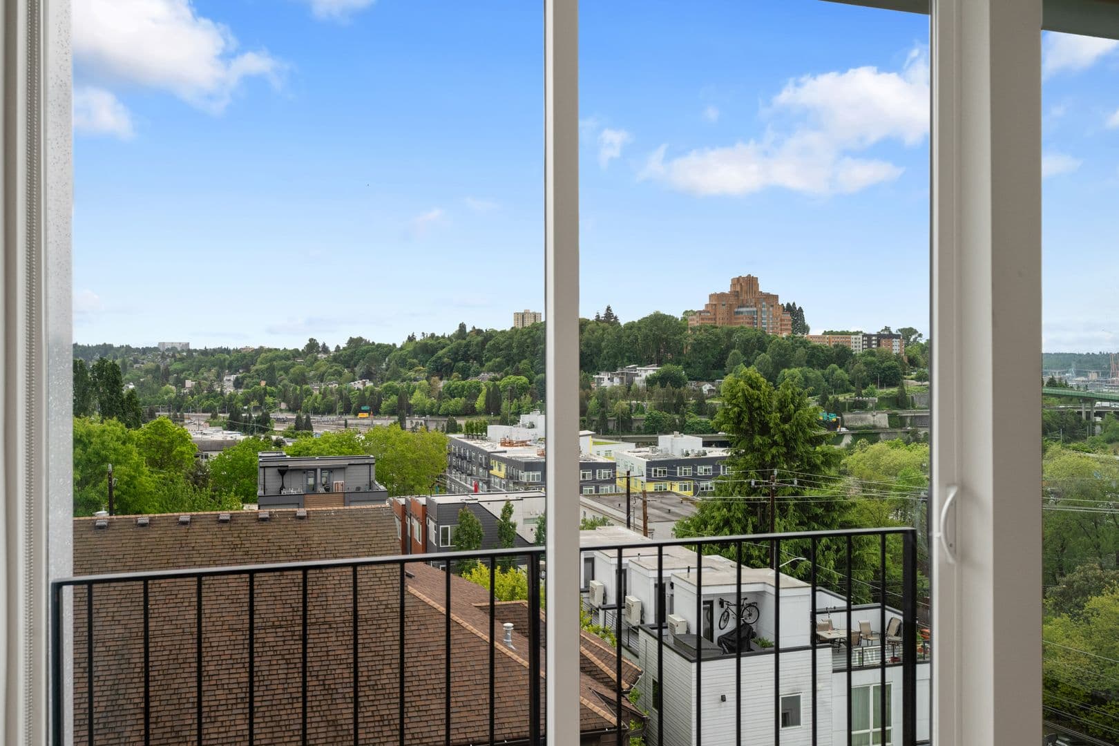 Seattle Apartment: 404 16th Ave S