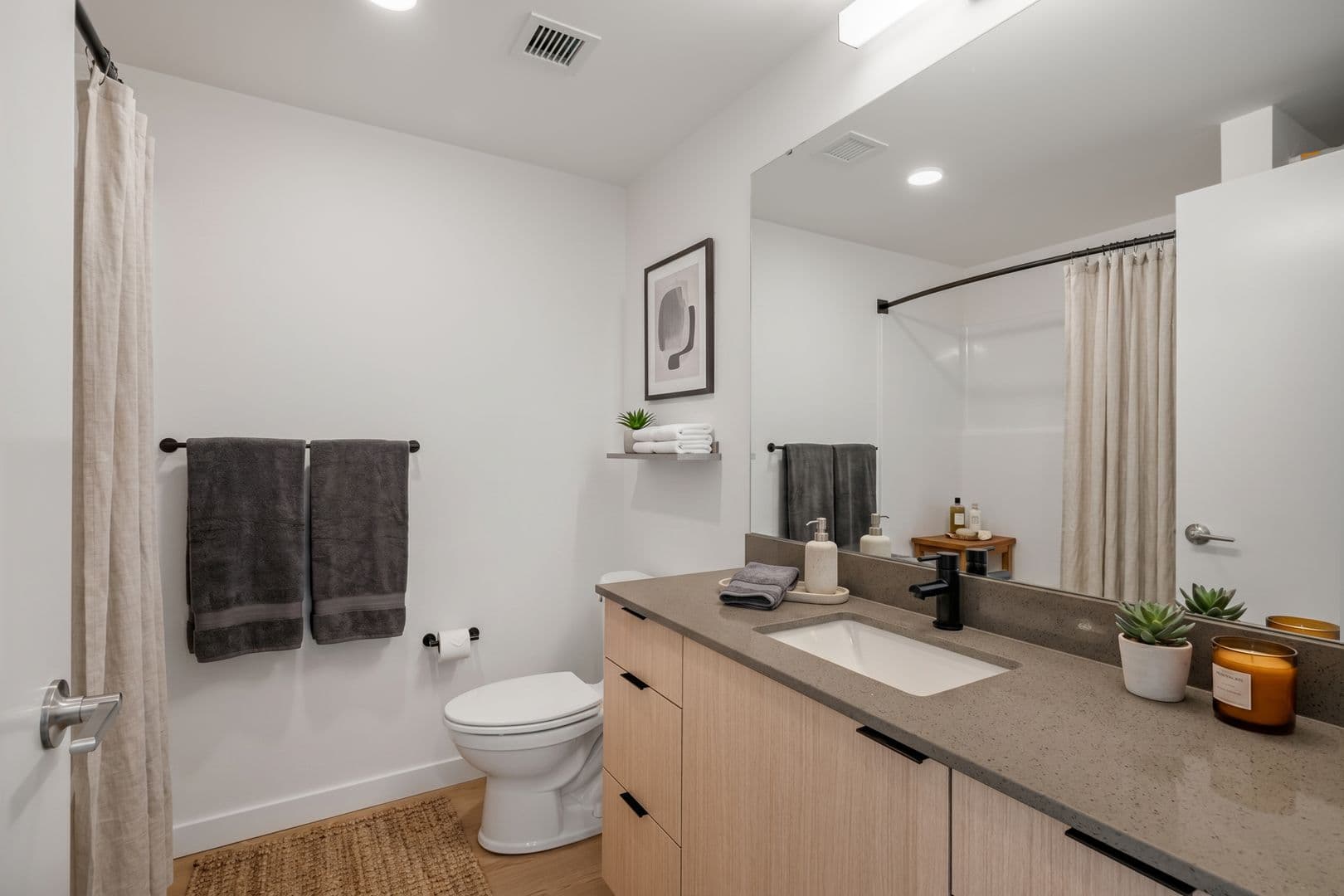 Seattle Apartment: 404 16th Ave S