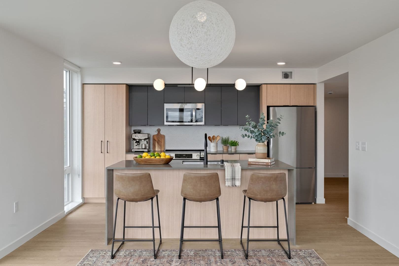 Seattle Apartment: 404 16th Ave S