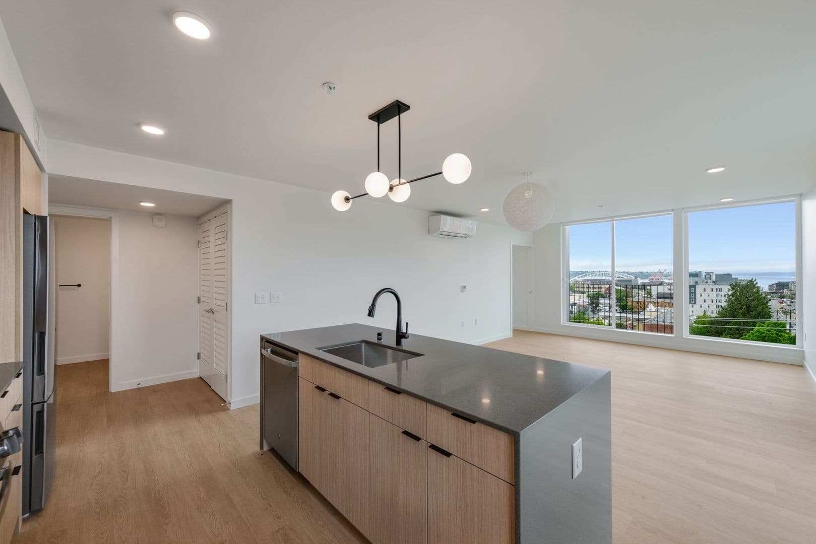 Seattle Apartment: 404 16th Ave S