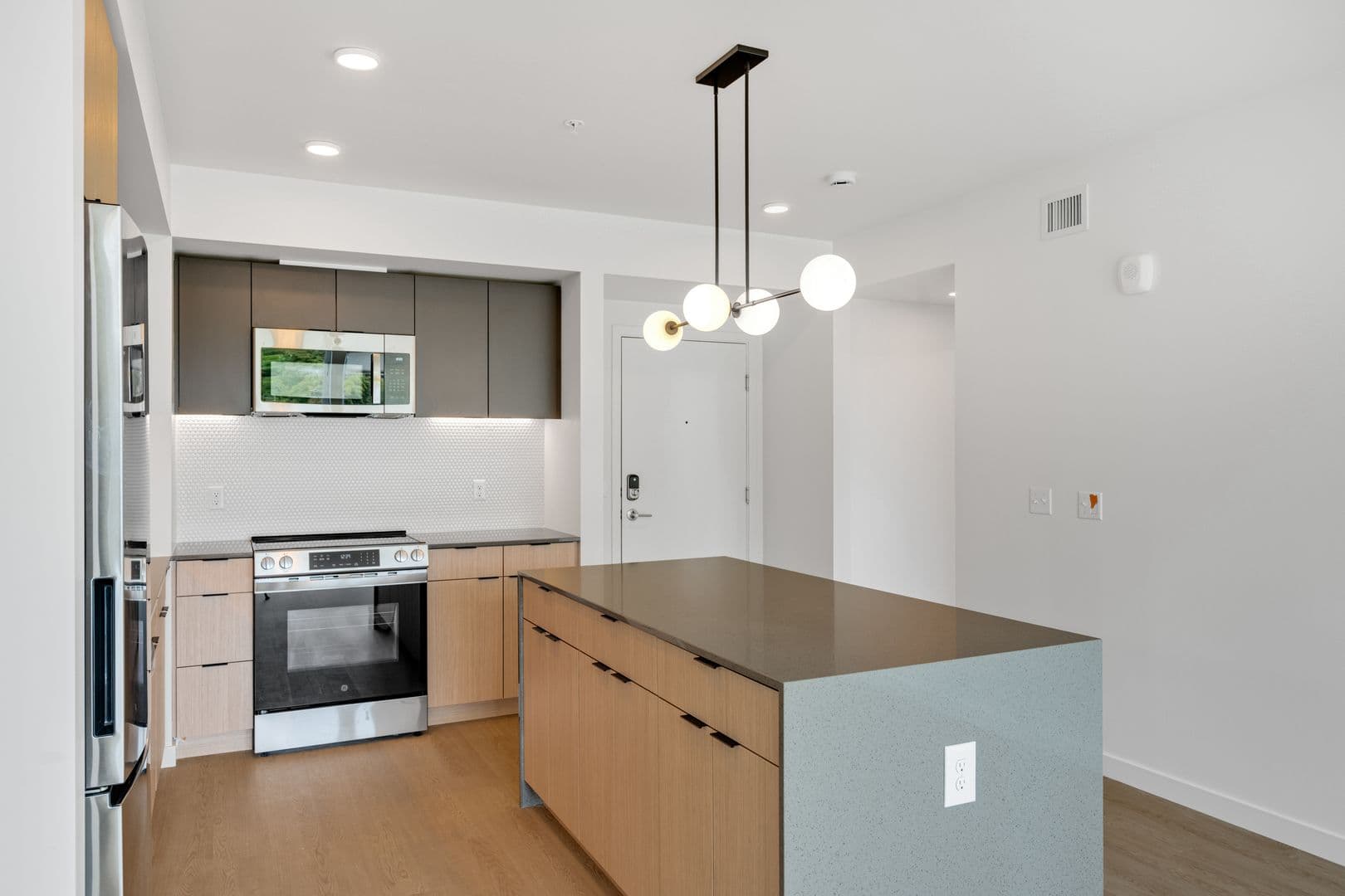 Seattle Apartment: 404 16th Ave S