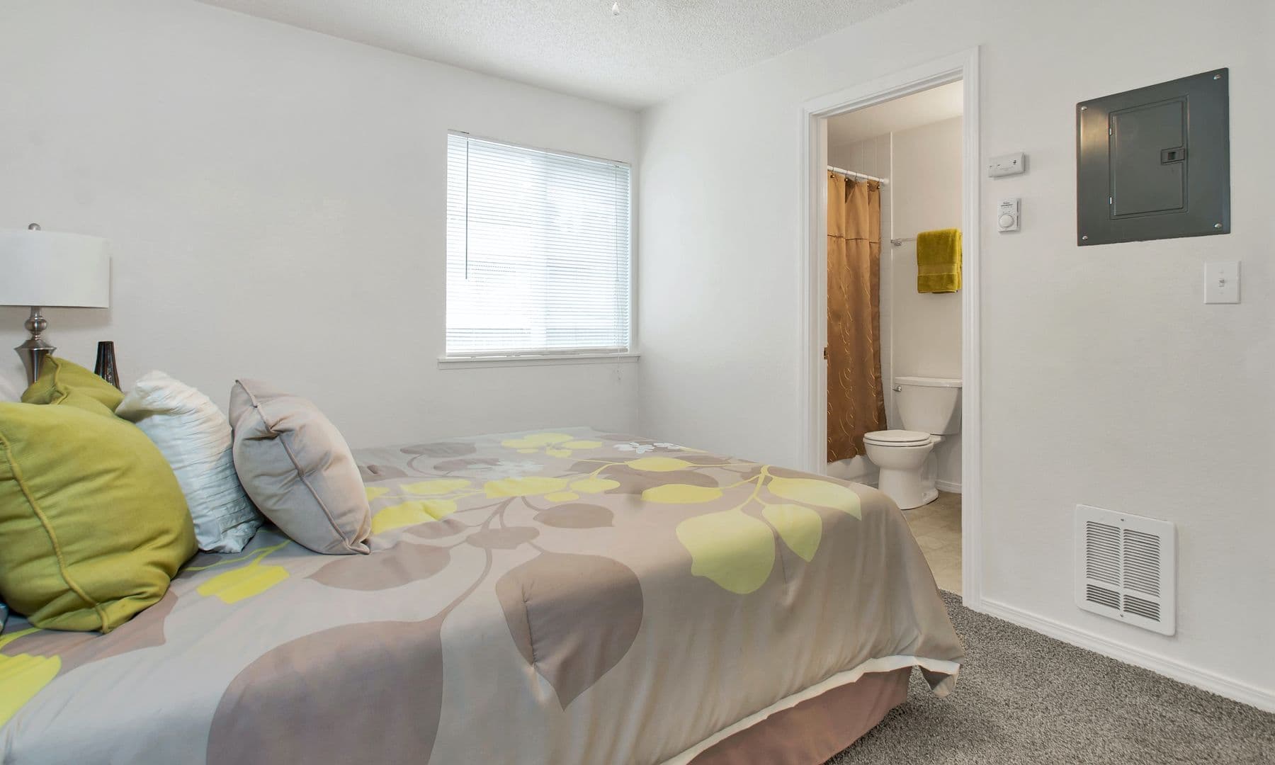 Lacey Apartment: 948 Neil Street NE