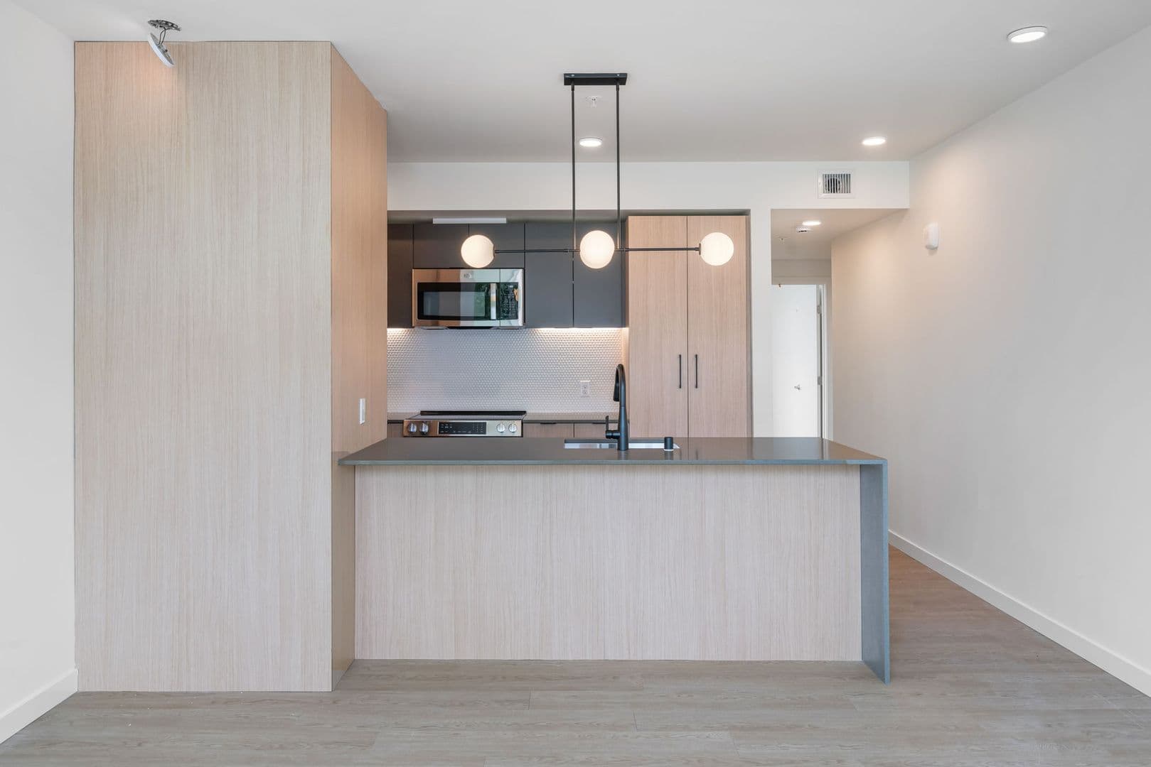 Seattle Apartment: 404 16th Ave S